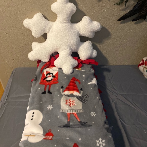 Blankets/throws plus stuffie great for Christmas gifts for any age. - Picture 6 of 8